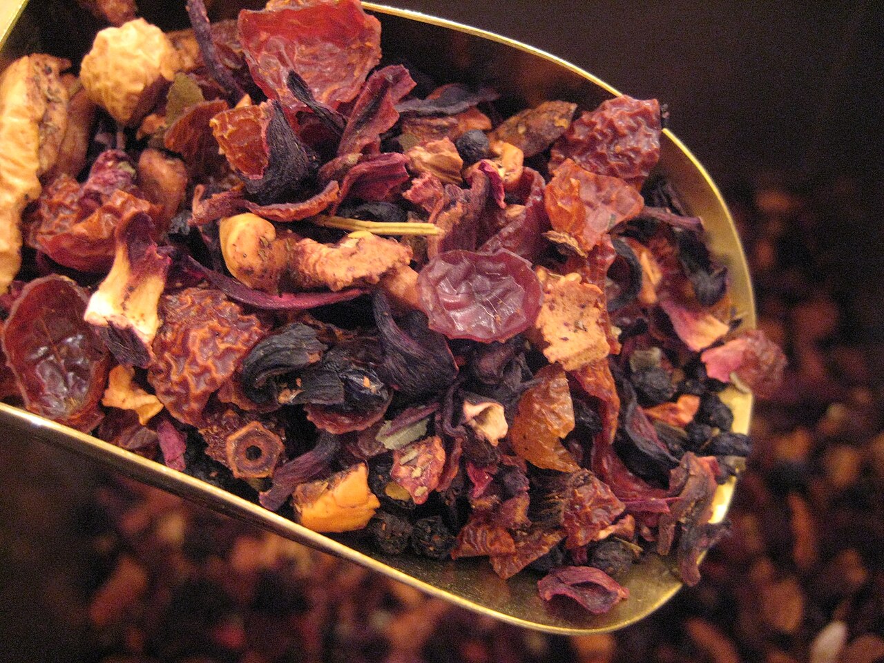 Dried fruit tisane blend with hibiscus and rosehip